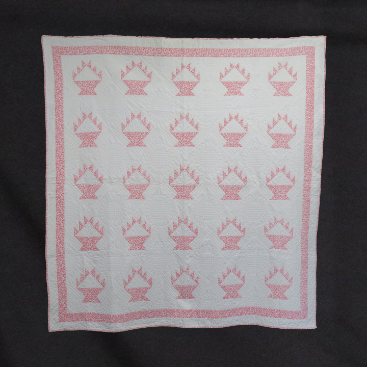 CONLV1 Cake Stand Quilt