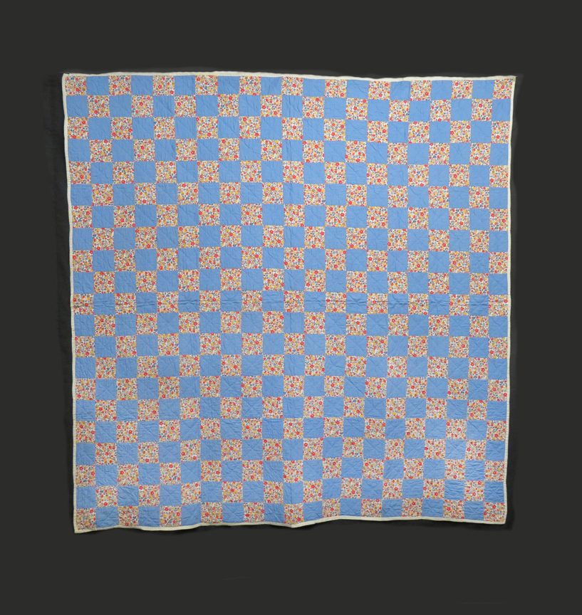 Q6937 Squares Quilt (possibly a four or nine patch)