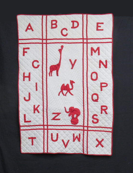 Q8436 Red & White Animal Alphabet Crib Quilt