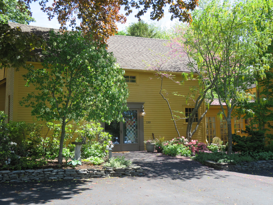 Picture of the Rocky Mountain Quilts shop.