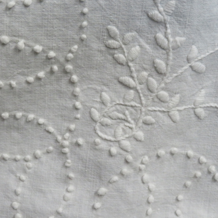 Q9116 Embroidered Candlewick Spread