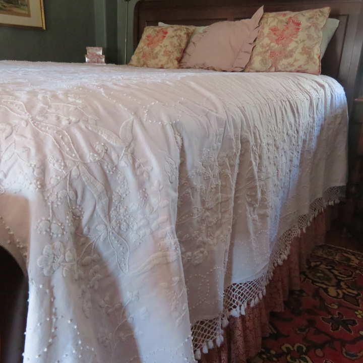 Q9116 Embroidered Candlewick Spread