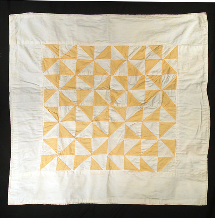 DQ148 Peach and White Pinwheel Design Doll Quilt