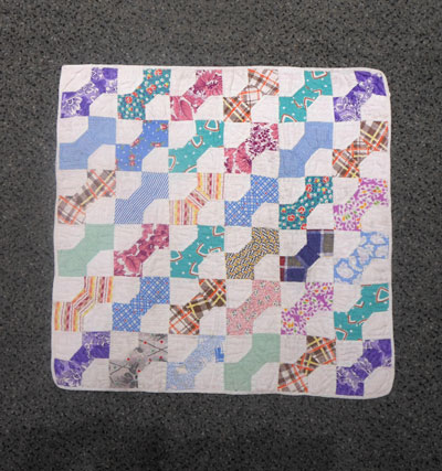 DQ25 Bowtie Doll Quilt