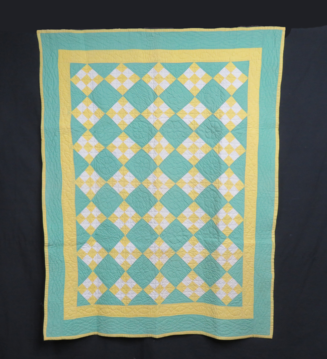 Q8929 Amish 9 Patch on Point Crib Quilt