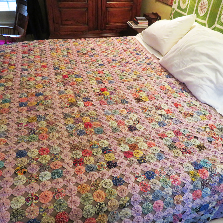 Q8953 Yoyo Coverlet with Lavender Paths