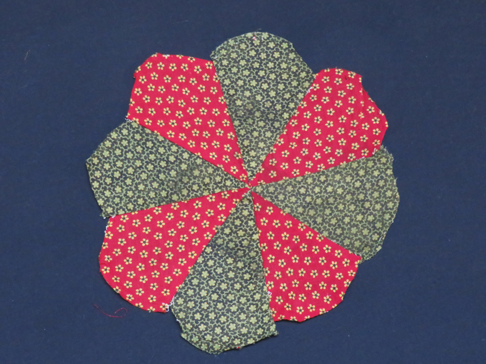 QB248 Dresden Plate Flower