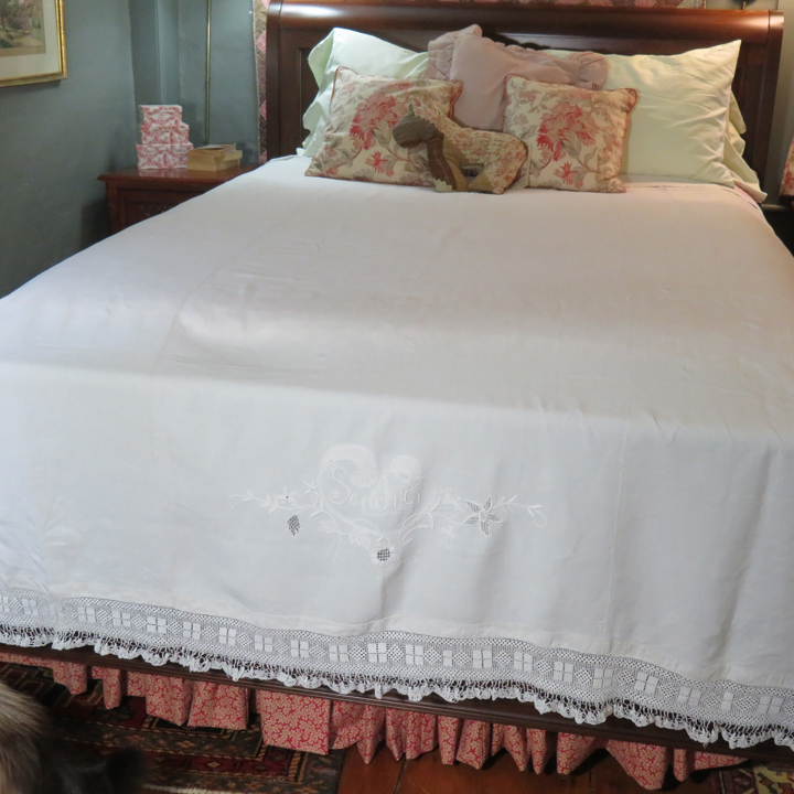 uf265 White Homespun Linen Embroidered Coverlet