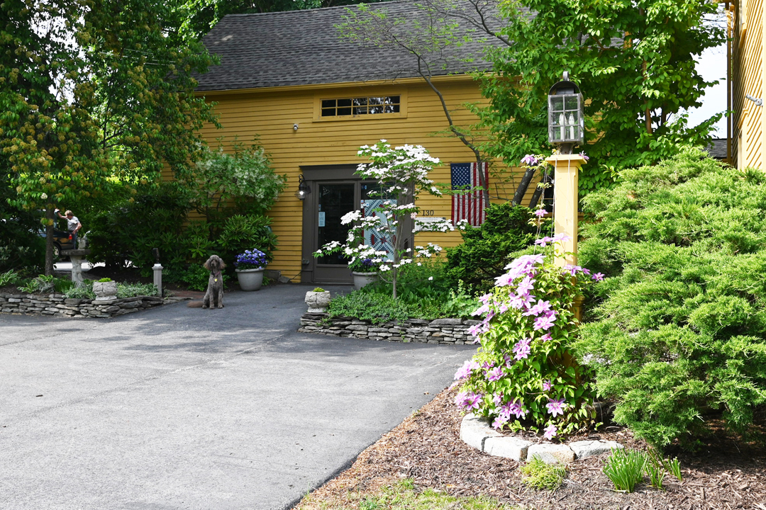 Picture of the Rocky Mountain Quilts shop.