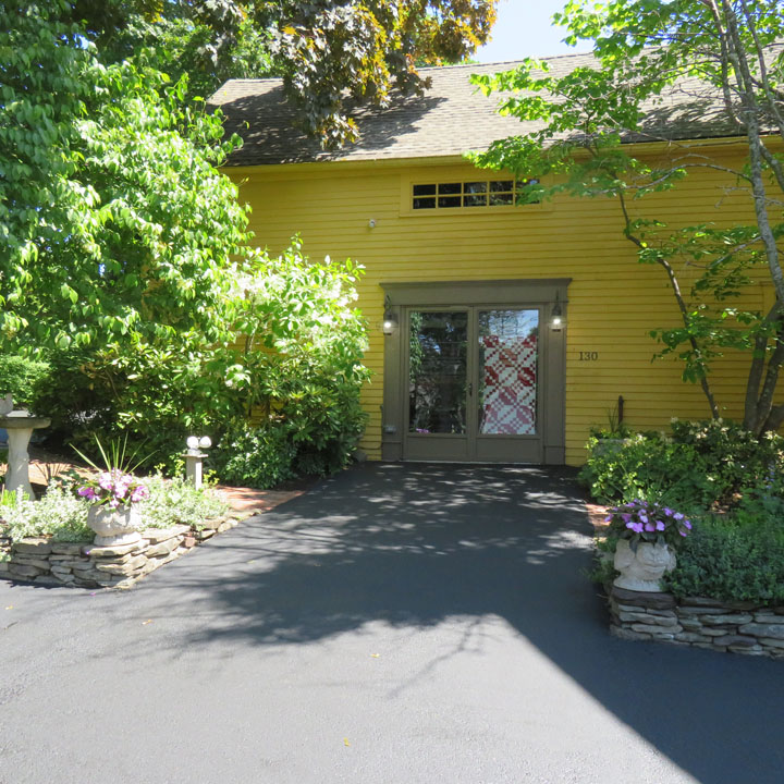 Picture of the Rocky Mountain Quilts shop.